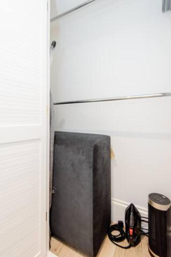Well-Positioned Studio Flat Londra Esterno foto